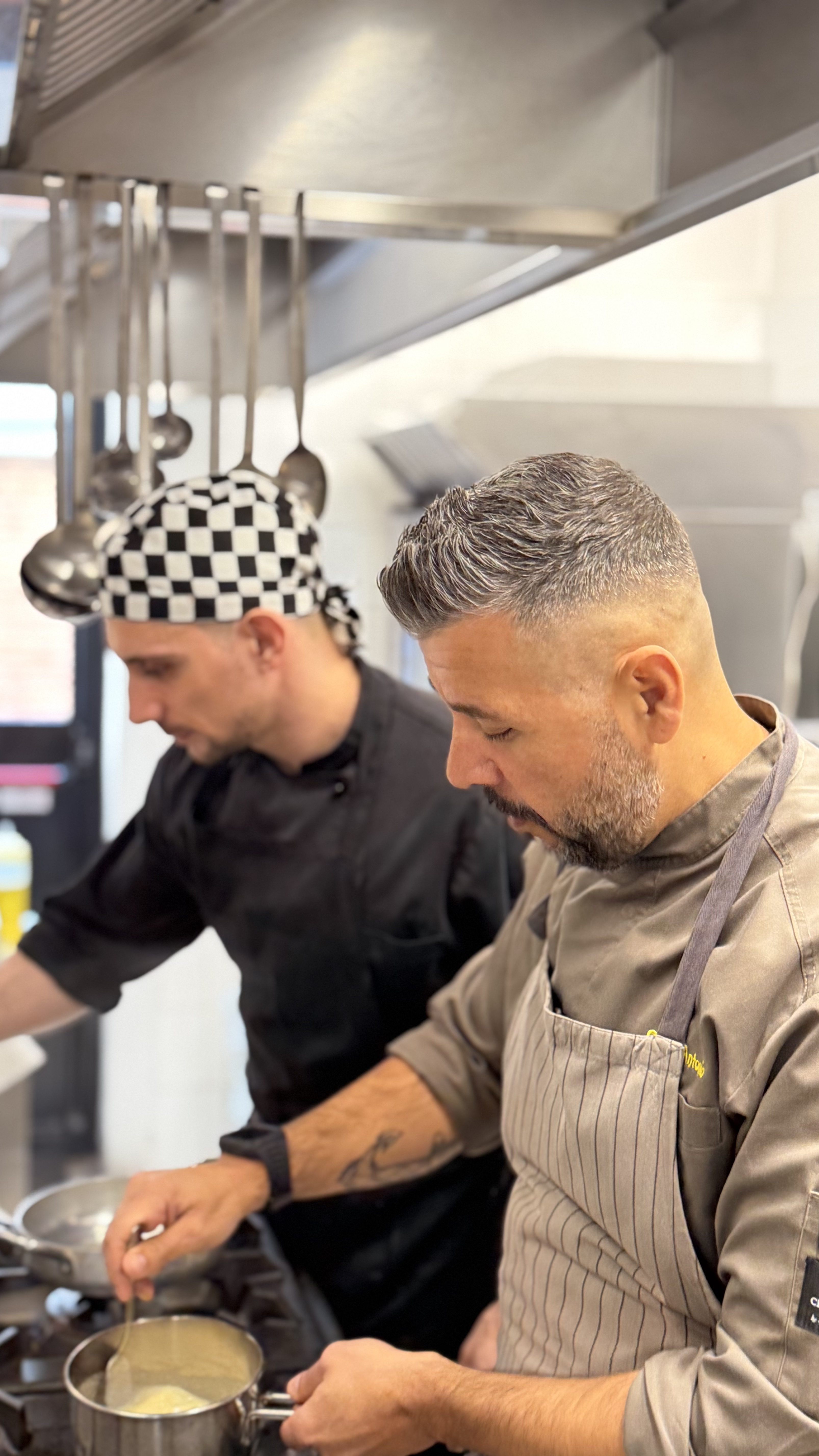 Il lavoro dello staff nella cucina del ristorante